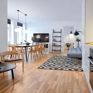 Sanders Tower - Chic Two-bedroom In Charming Apartment